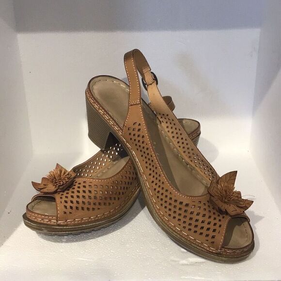 ￼beautiful, hardly worn Alexis, Leroy flower, toe clog size European 40 US 7 to - Picture 1 of 9